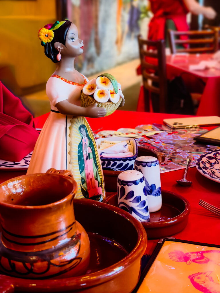 Traditional table setting at Mi Tierra in San Antonio (Peter Moore)